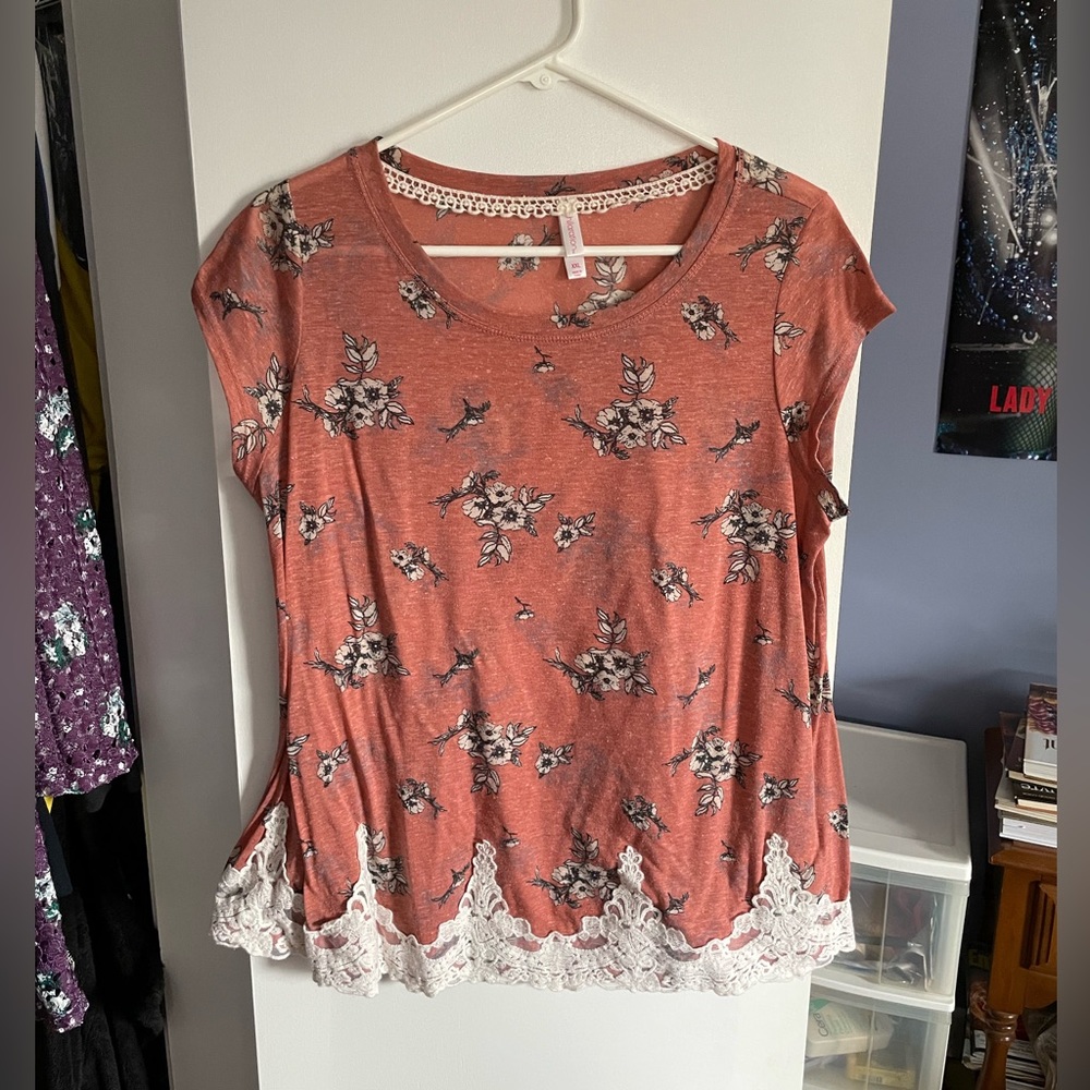 Floral short sleeve blouse with lace detail